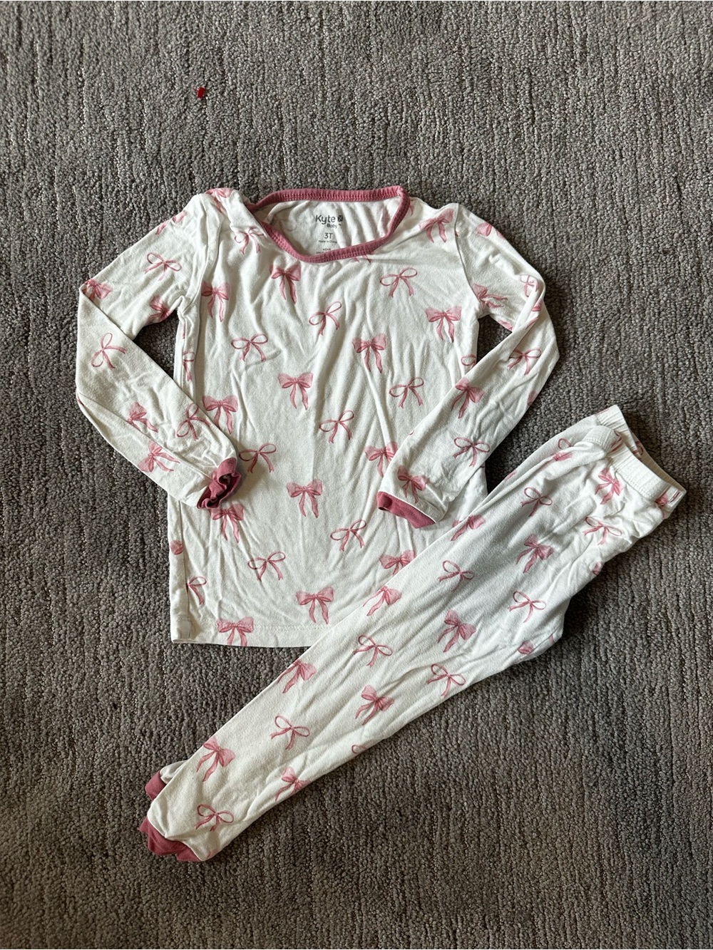 Kyte BABY White Pajama Set with Pink Bow Print